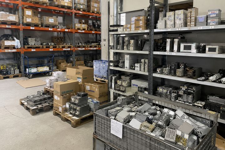 Regale, Paletten und Gitterboxen mit gemischten Automatisierungstechnik-Lagerbeständen